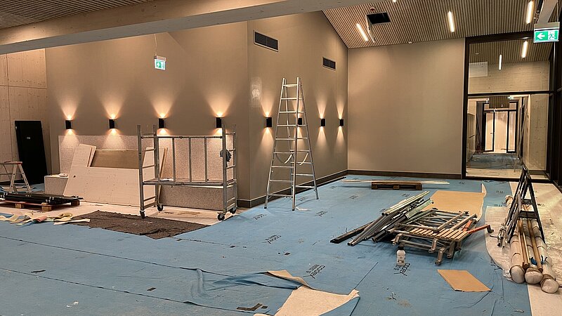 Innenansicht eines Gangs der Therme in Oberstdorf während der Bauphase.