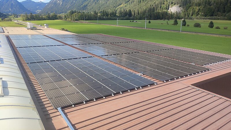Aufnahme der Photovoltaikanlage auf dem Dach der Metalltechnik Vils.