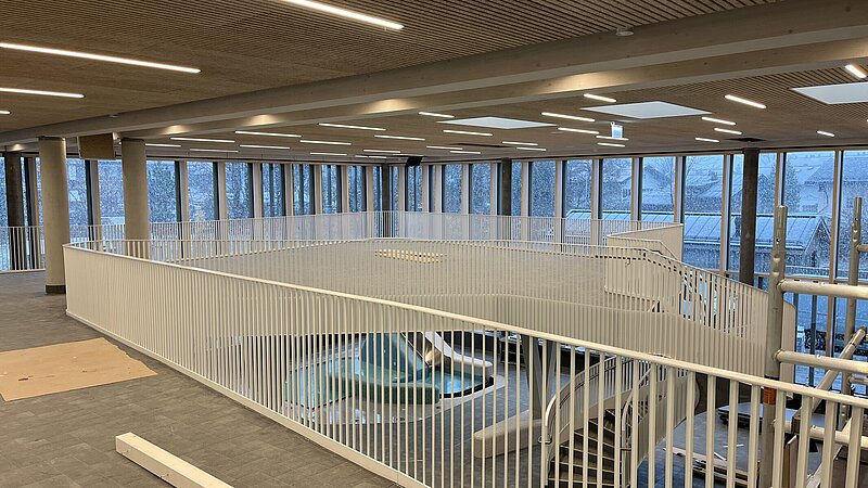 Innenansicht einer Treppe der Therme in Oberstdorf.