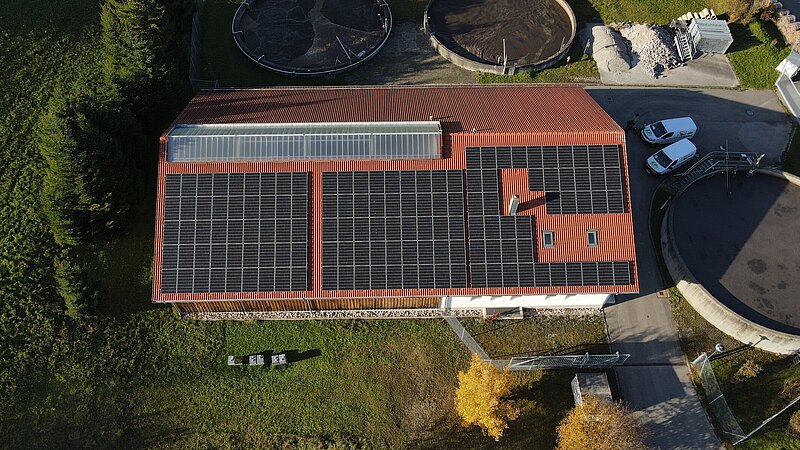 Luftaufnahme der Kläranlage der Gemeinde Seeg mit installierter Photovoltaikanlage.