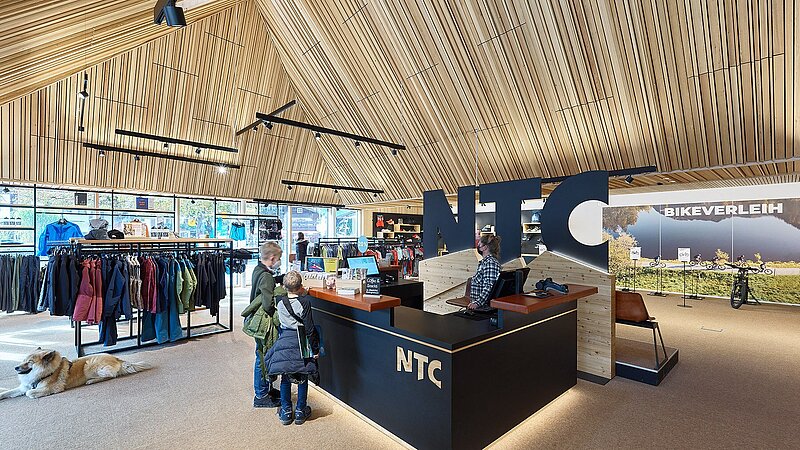 Innenansicht des NTC-Shops für Sportartikel der Nebelhornbahn in Oberstdorf.