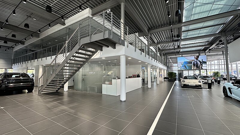 Innenansicht mit Treppe zu den Büroräumen des Porsche Zentrum Allgäu in Kempten.