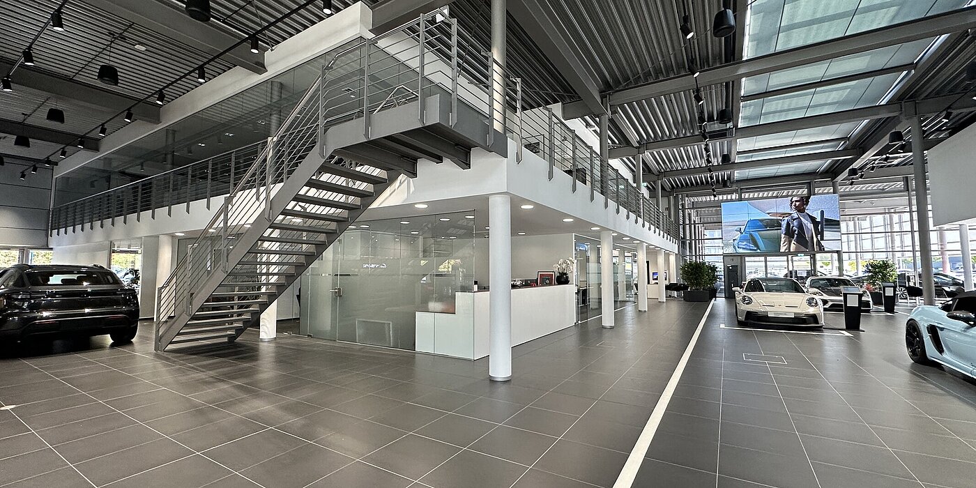 Innenansicht mit Treppe zu den Büroräumen des Porsche Zentrum Allgäu in Kempten.