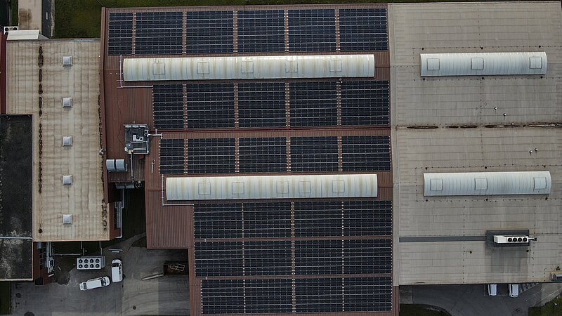 Luftaufnahme der Photovoltaikanlage auf dem Dach der Metalltechnik Vils.