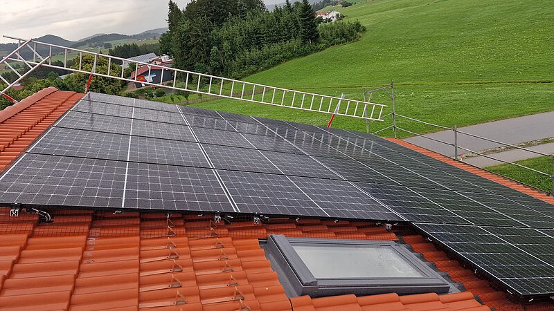 Dachansicht des Privathauses Familie Fichtl-Otte mit installierter Photovoltaikanlage.