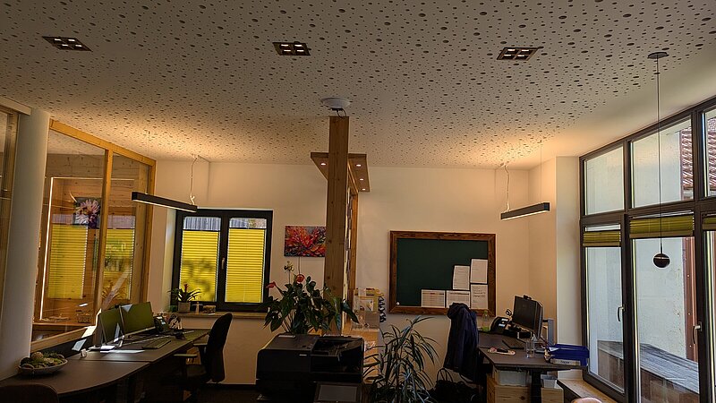 Innenansicht von Arbeitsplätzen in der Tourist Information der Gemeinde Seeg.