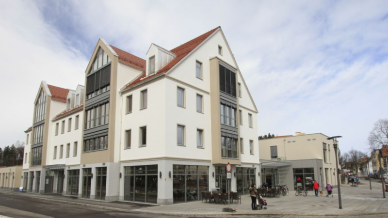 Frontansicht des Hauptbahnhofs in Füssen.