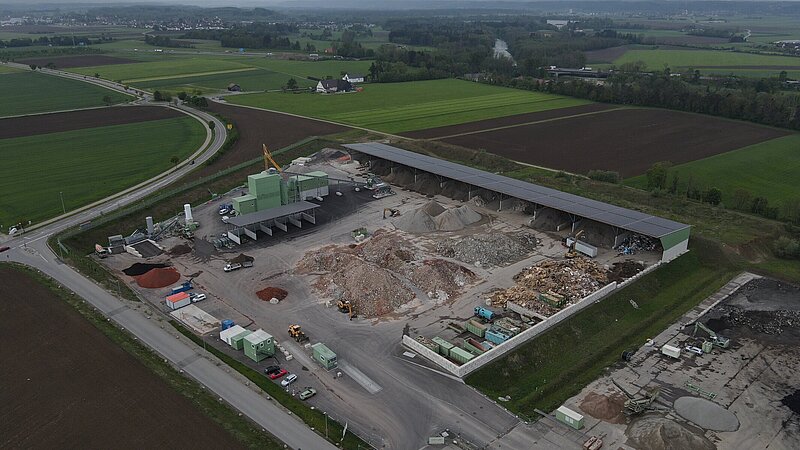 Luftaufnahme von dem Betrieb Geiger in Fuchsäcker bei Memmingen mit auf dem Dach montierter Photovoltaikanlage.