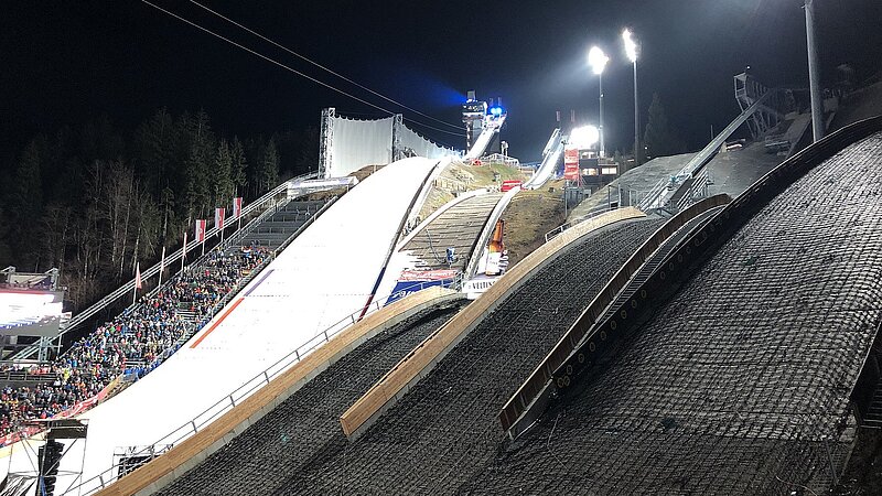 Nachtansicht der Arena in Oberstdorf mit Skisprungschanze.