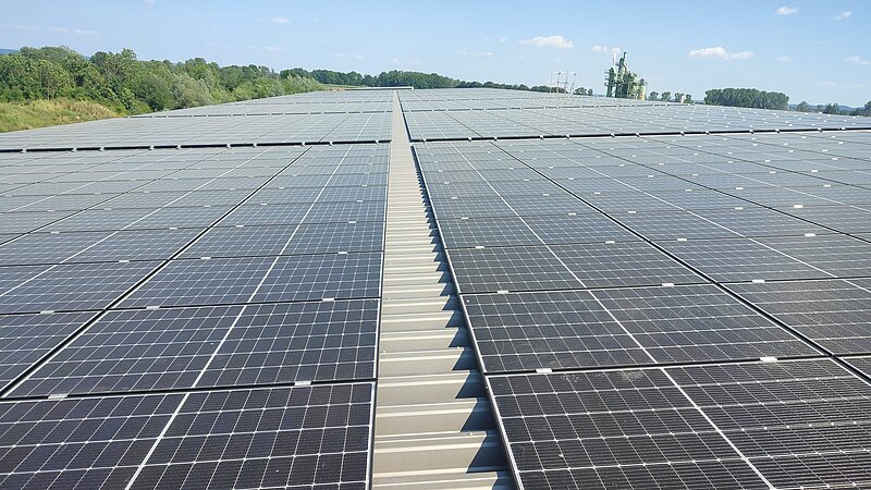 Betrieb Geiger in Fuchsäcker bei Memmingen mit auf dem Dach montierter Photovoltaikanlage.
