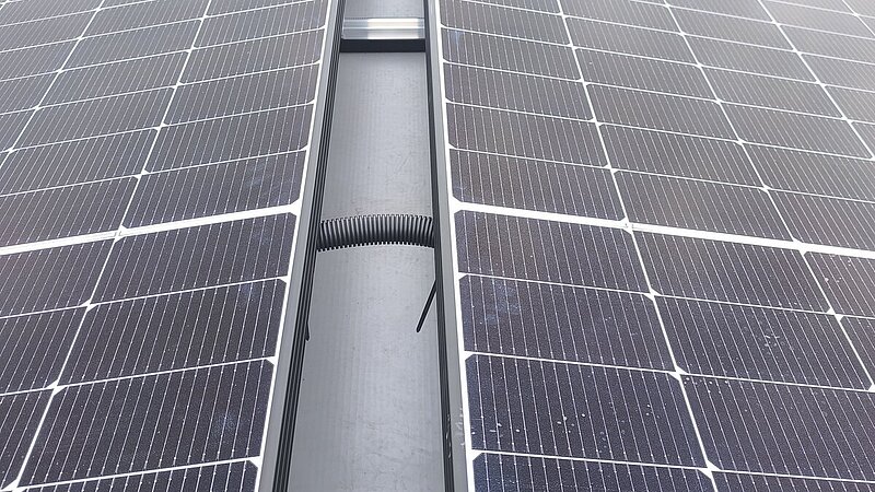 Auf dem Dach aufgenommene Ansicht der Photovoltaikanlage bei Lochbihler in Sonthofen.
