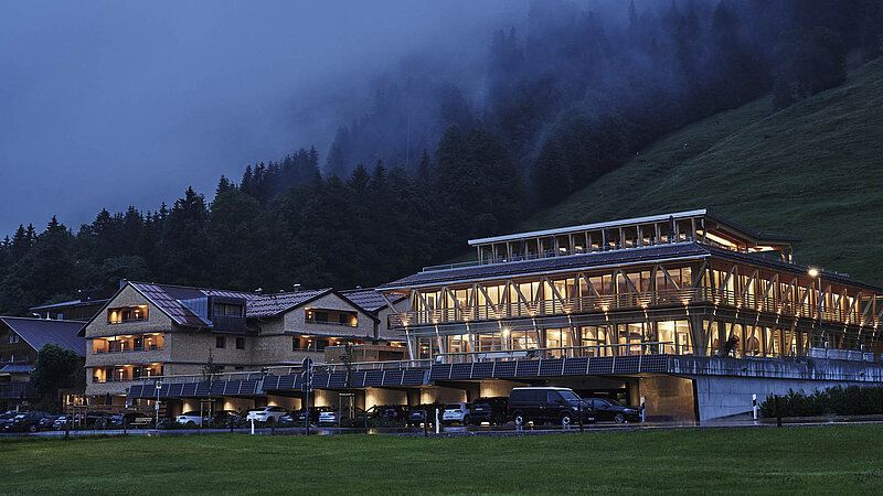 Außenansicht bei Nacht, Hotel Hubertus Balderschwang