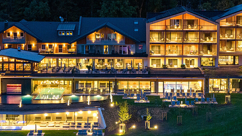 Frontaufnahme bei Nacht vom Panorama Allgäu Spa Resort, Rückholz.