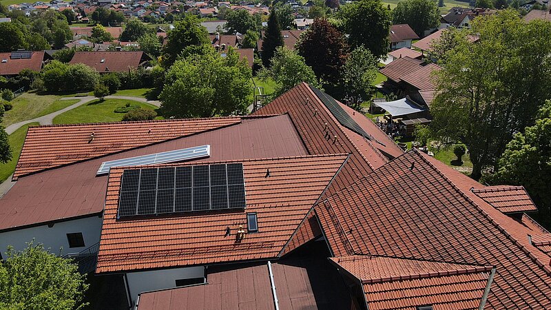 Luftaufnahme der Photovoltaikanlage auf dem Kindergarten der Gemeinde Seeg.