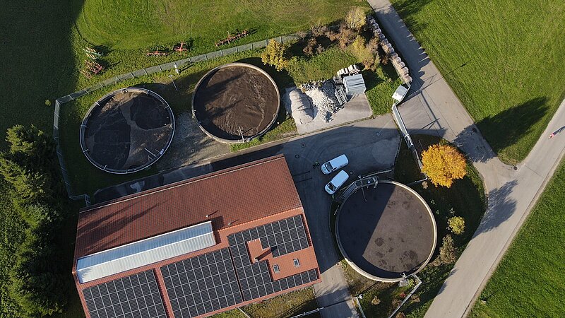 Luftaufnahme der Kläranlage der Gemeinde Seeg mit installierter Photovoltaikanlage.