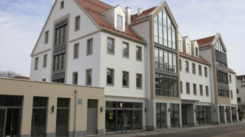 Außenansicht des Hauptbahnhofs in Füssen.