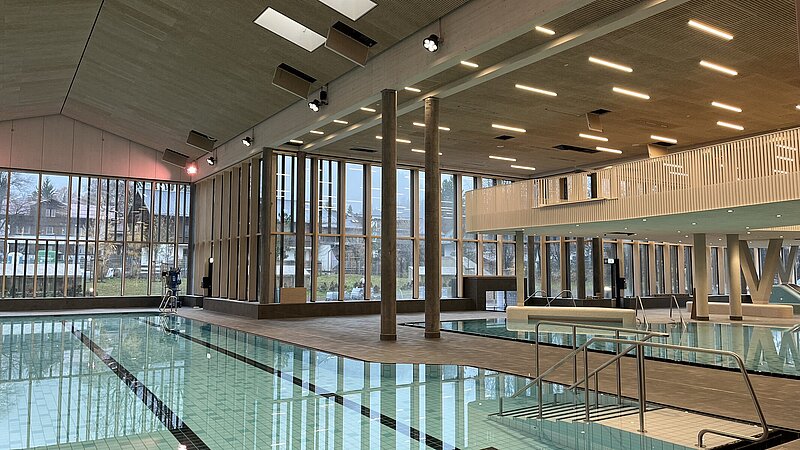Schwimmbecken im Innenbereich der Therme in Oberstdorf.