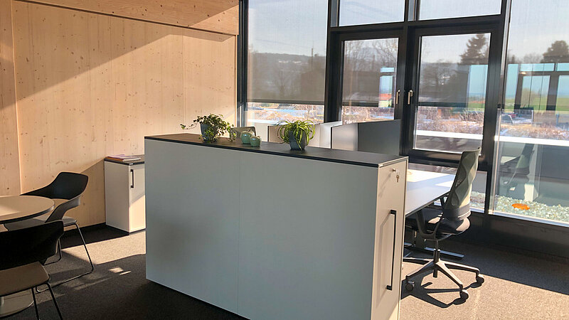 Ein Büro mit Arbeitsplätzen von dem Verwaltungsgebäude der Firma Geiger in Herzmanns, Waltenhofen.