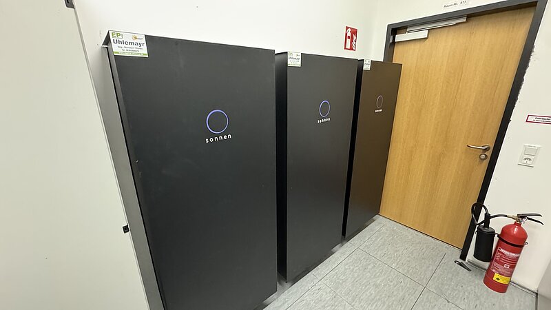 Sonnenbatterien im Technikraum des Gymnasiums Buchloe.
