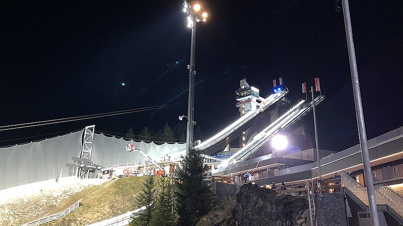 Nachtansicht Skisprungschanzen der Arena in Oberstdorf.