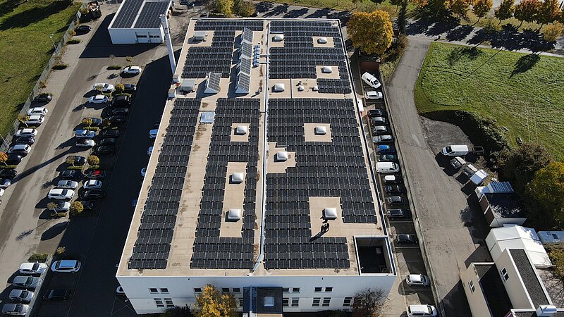 Luftaufnahme der Photovoltaikanlage auf dem Dach der Firma Schöffel in Schwabmünchen.