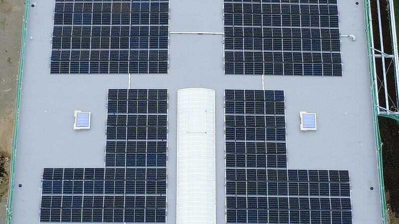 Luftaufnahme bei Lochbihler in Sonthofen mit installierter Photovoltaikanlage.
