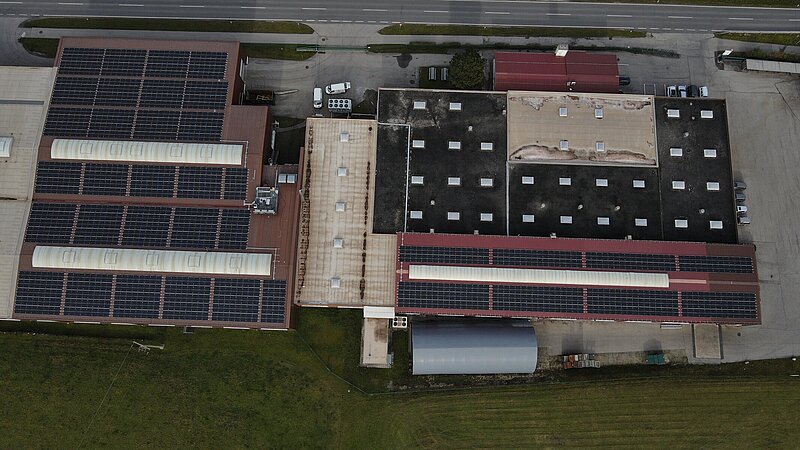 Luftaufnahme der Photovoltaikanlage auf dem Dach der Metalltechnik Vils.