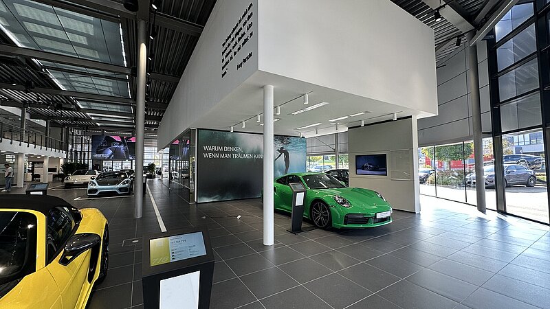 Innenansicht mehrerer ausgestellten Fahrzeugen des Porsche Zentrum Allgäu in Kempten.