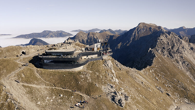Luftaufnahme des Gipfelrestaurants Nebelhorn in Oberstdorf.
