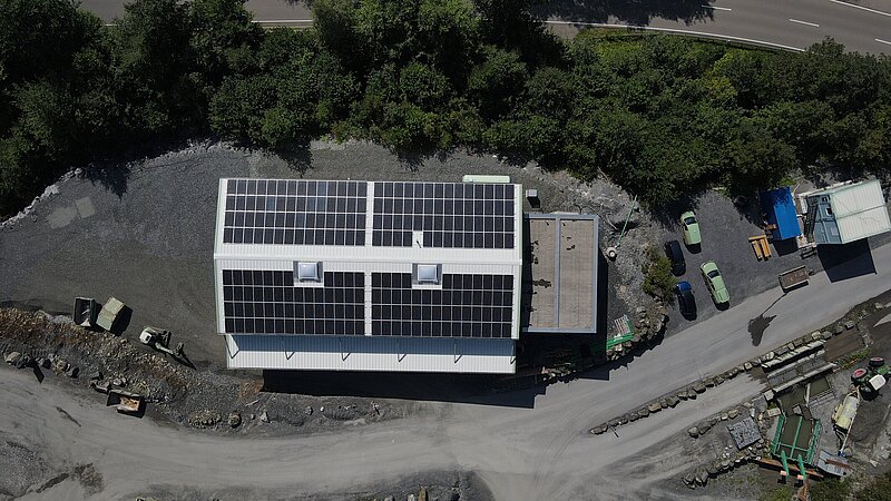 Steinbruch der Firma Geiger in Wertach mit installierter Photovoltaikanlage.