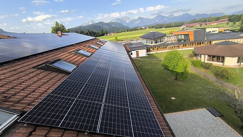 Seitliche Ansicht der Photovoltaikanlage am Hotel König Ludwig in Schwangau.