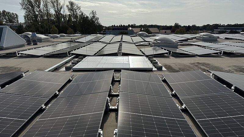 Aufnahme der Photovoltaikanlage auf dem Dach der Firma Schöffel in Schwabmünchen.