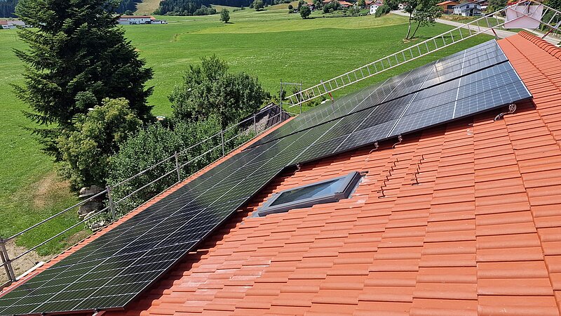Dachansicht des Privathauses Familie Fichtl-Otte mit installierter Photovoltaikanlage.