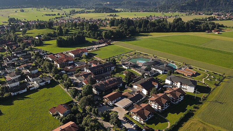 Luftaufnahme des Hotels König Ludwig in Schwangau mit auf den Dächern installierter Photovoltaikanlage.