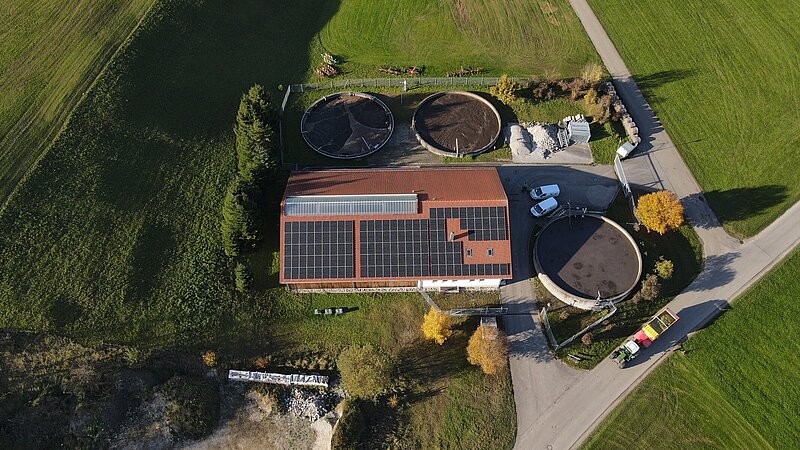 Luftaufnahme der Kläranlage der Gemeinde Seeg mit installierter Photovoltaikanlage.