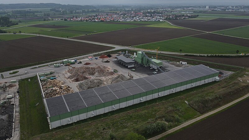 Luftaufnahme von dem Betrieb Geiger in Fuchsäcker bei Memmingen mit auf dem Dach montierter Photovoltaikanlage.