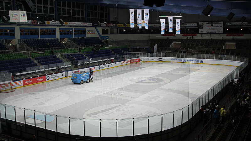 Innenansicht des Olympia Eisstadions in Garmisch mit Zamboni Eismaschine.