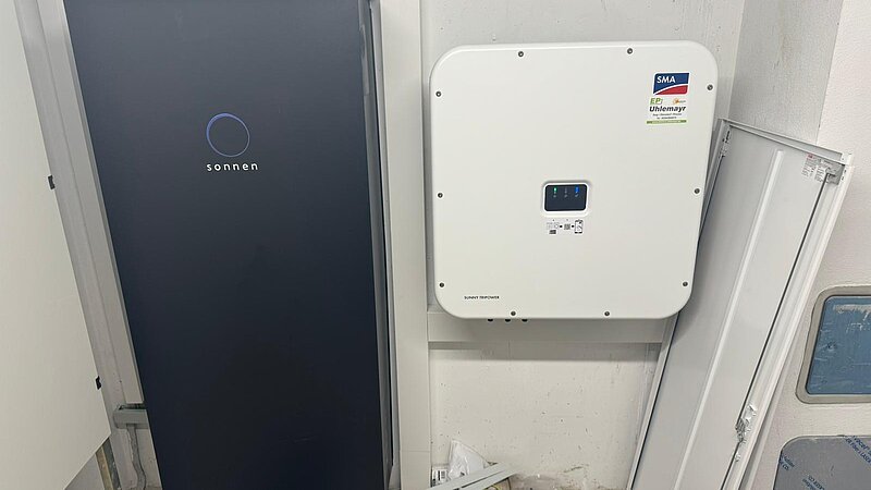 Innenansicht des Technikraums im Privathaus Fichtl-Otte mit installierter Sonnenbatterie und Wechselrichter.