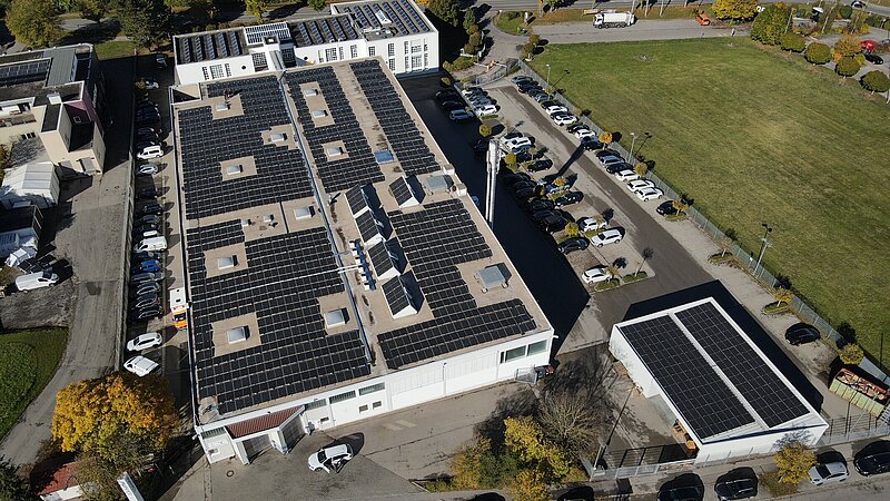 Luftaufnahme der Photovoltaikanlage auf dem Dach der Firma Schöffel in Schwabmünchen.