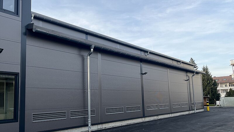 Außenansicht der Halle mit Parkplatz bei Firma Hofer in Durach.