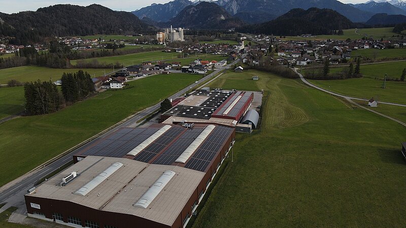 Luftaufnahme der Photovoltaikanlage auf dem Dach der Metalltechnik Vils.