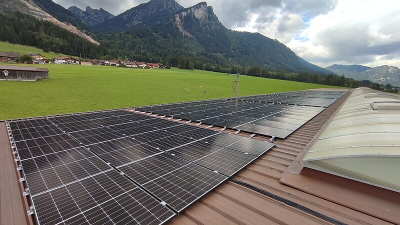Aufnahme der Photovoltaikanlage auf dem Dach der Metalltechnik Vils.