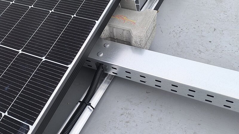 Nahaufnahme eines Photovoltaikmodules auf dem Dach bei Lochbihler in Sonthofen.
