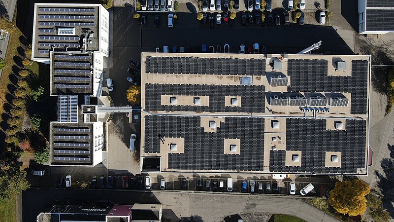 Luftaufnahme der Photovoltaikanlage auf dem Dach der Firma Schöffel in Schwabmünchen.