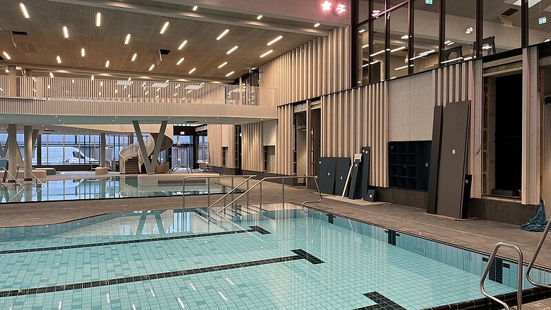 Innenansicht der Schwimmbecken der Therme in Oberstdorf.