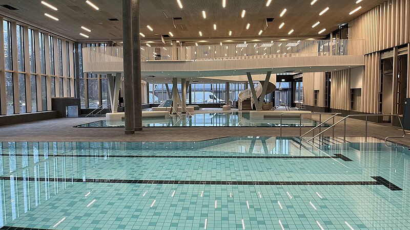 Innenansicht der Schwimmbecken mit Beleuchtung der Therme in Oberstdorf.