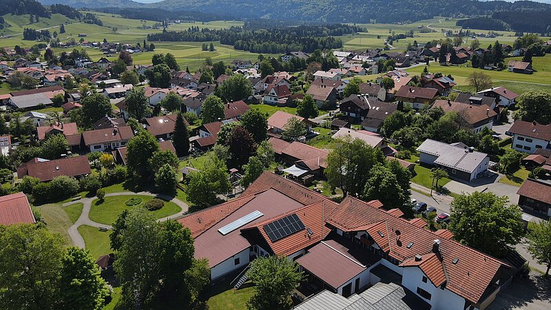 Luftaufnahme der Photovoltaikanlage auf dem Kindergarten der Gemeinde Seeg.