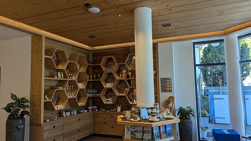 Innenansicht des Verkaufsraums in der Tourist Information der Gemeinde Seeg.