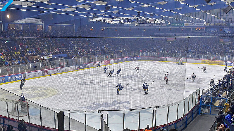 Innenansicht des Olympia Eisstadions in Garmisch während eines Eishockeyspiels.