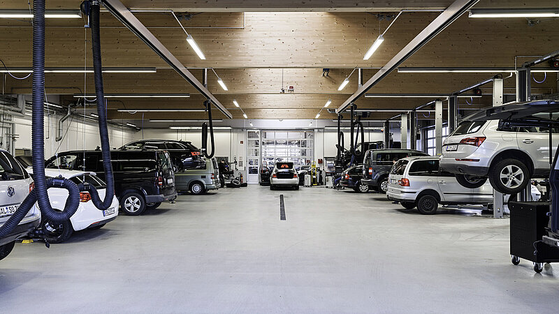 Innenansicht von der Werkstatt vom Autohaus Heuberger in Füssen mit Autos.